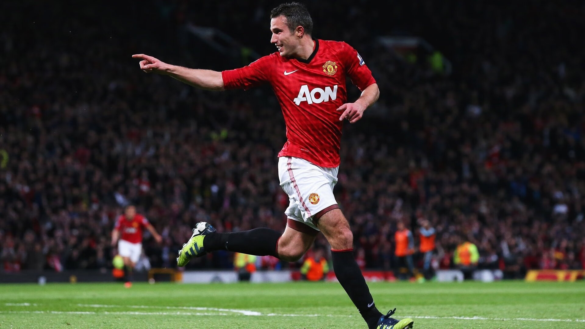 主场球迷应援是否影响VAR最终判罚倾向，球赛应援